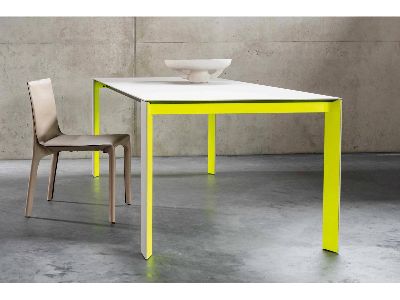 Ein Tisch für Mutige und Farbliebhaber ist «Soma», den man auf Wunsch mit einem farbigen Fussgestell haben kann, wie zum Beispiel in dieser leuchtendgelben Version. KETTNAKER.