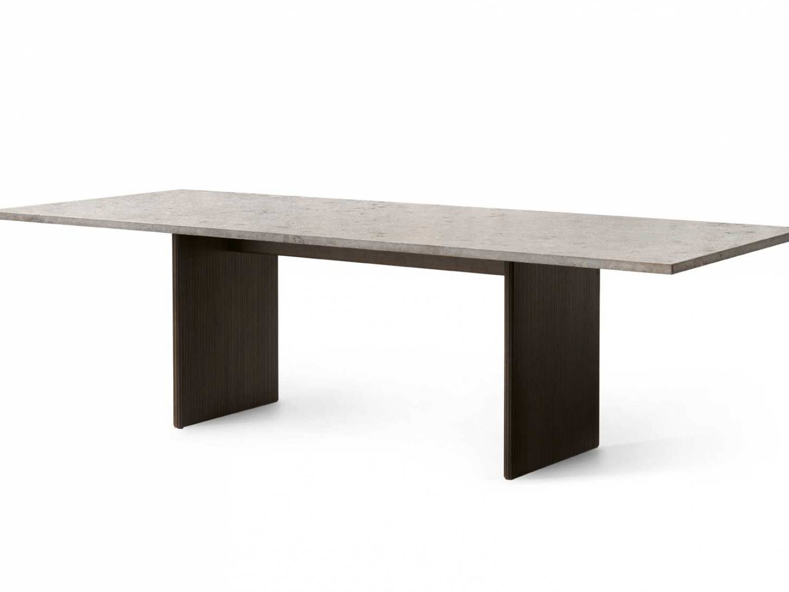 Den Tisch «VIPP496 Cabin Square» gibt es neu mit einer Platte aus Kalkstein, die schön mit dem Untergestell aus lackierter Eiche harmoniert. Gewonnen wird der hellgraue Stein mit Brauntönen im französischen Burgund. VIPP.