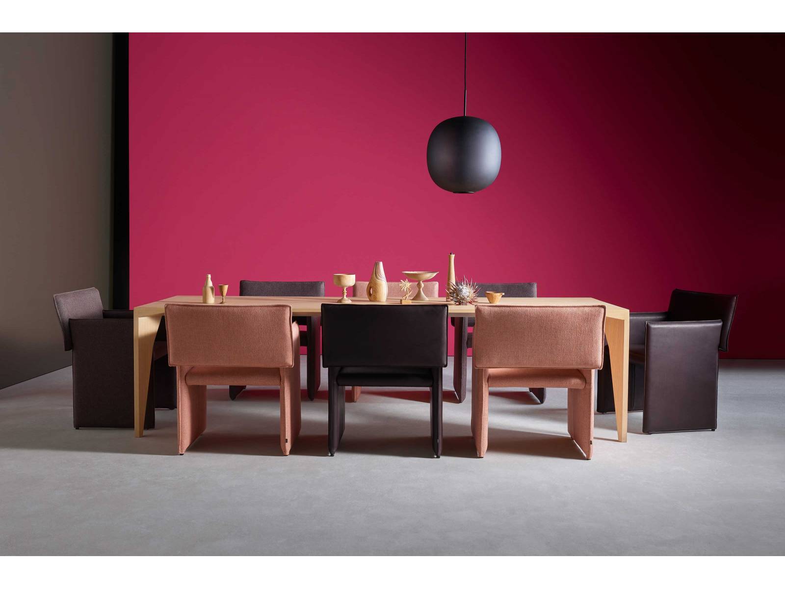 Aufs Minimum reduziert und doch detailreich präsentiert sich der elegante Stuhl «Noto», den die im letzten Jahr verstorbene Designerin Pauline Deltour noch entwarf. Er zeichnet sich durch sein puristisches, klares Design aus. COR.