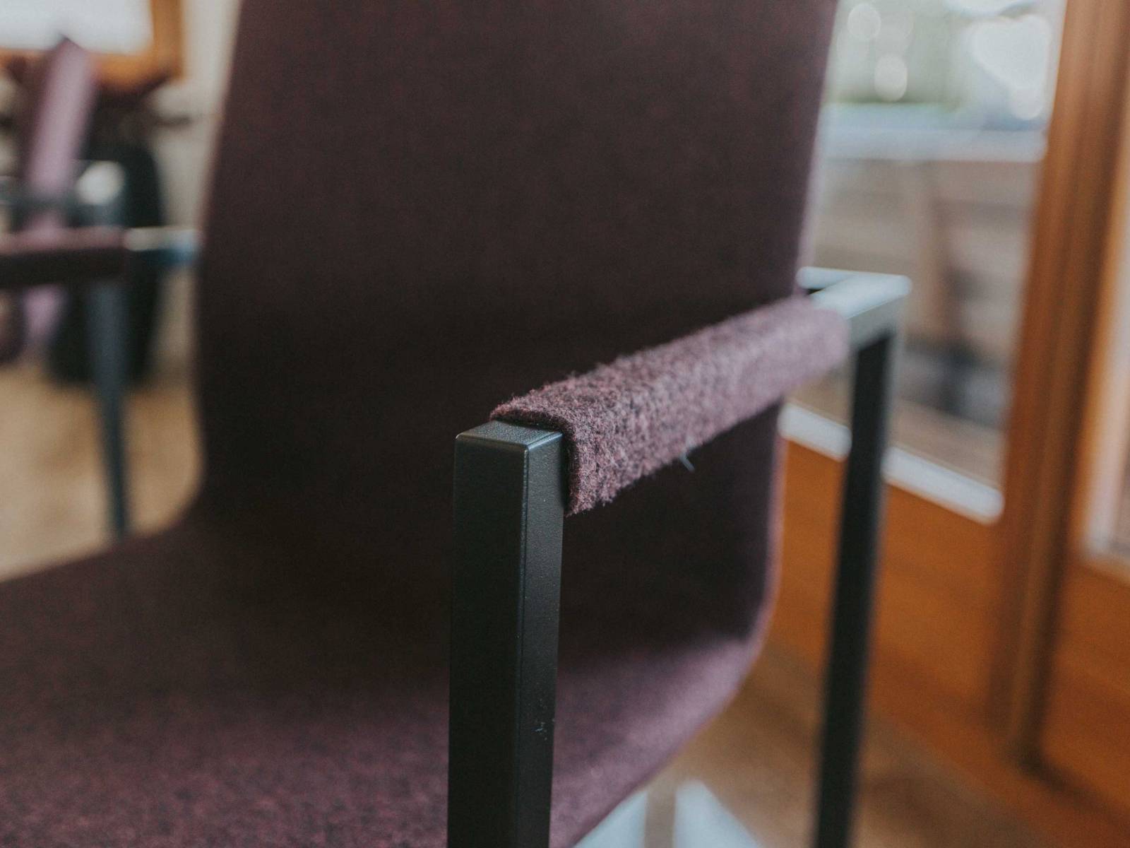 Es sind die absolut geraden Linien, die bezeichnend für das Design von Stuhl «Yoma» sind. Die freischwingende Sitzschale wird durch die miteinander verbundenen Armlehnen und Füsse getragen. SCHREINEREI SPICHER.