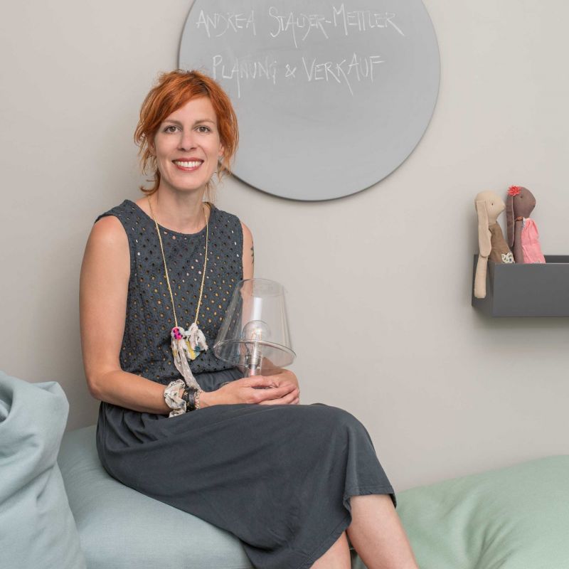 Ob ein Kind den ersten Schreibtisch braucht oder ein grösseres Bett, Andrea Stalder-Mettler kennt sich aus mit Kindermöbeln und den Fragen zu deren Anschaffung. Seit sechs Jahren arbeitet sie bei De Breuyn Kindermöbel in Meggen und berät Eltern nicht nur beim Kauf einzelner Möbelstücke, sondern plant auch ganze Räume für die liebsten Kleinen. Als Mutter von zwei Kindern weiss sie genau, worauf man unbedingt achten sollte und auch, was Kinder wollen und Eltern nicht – oder umgekehrt.