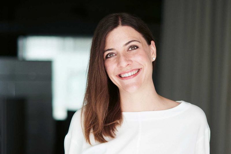 Nathalie Pool hat dem Fachgeschäft «Bettgeschichten» in Zürich einen frischen Look gegeben. Mit ihrem Team realisiert sie moderne Schlafkonzepte und arbeitet dabei ausschliesslich mit Unternehmen zusammen, die sich dem ehrlichen Handwerk und der nachhaltigen Produktion verschrieben haben. Neben von Hand gefertigten Betten gehören Textilien aus natürlichen Materialien zum Sortiment.