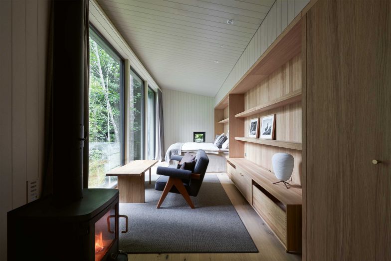 Das Interieur wurde sorgfältig auf den Raum abgestimmt und schafft eine Brücke zwischen aussen und innen. Sofa und Beistelltisch: Phantom Hands / Project Chandigarh. Tischleuchte «Rituals». Foto: Andrea Diglas Photography.