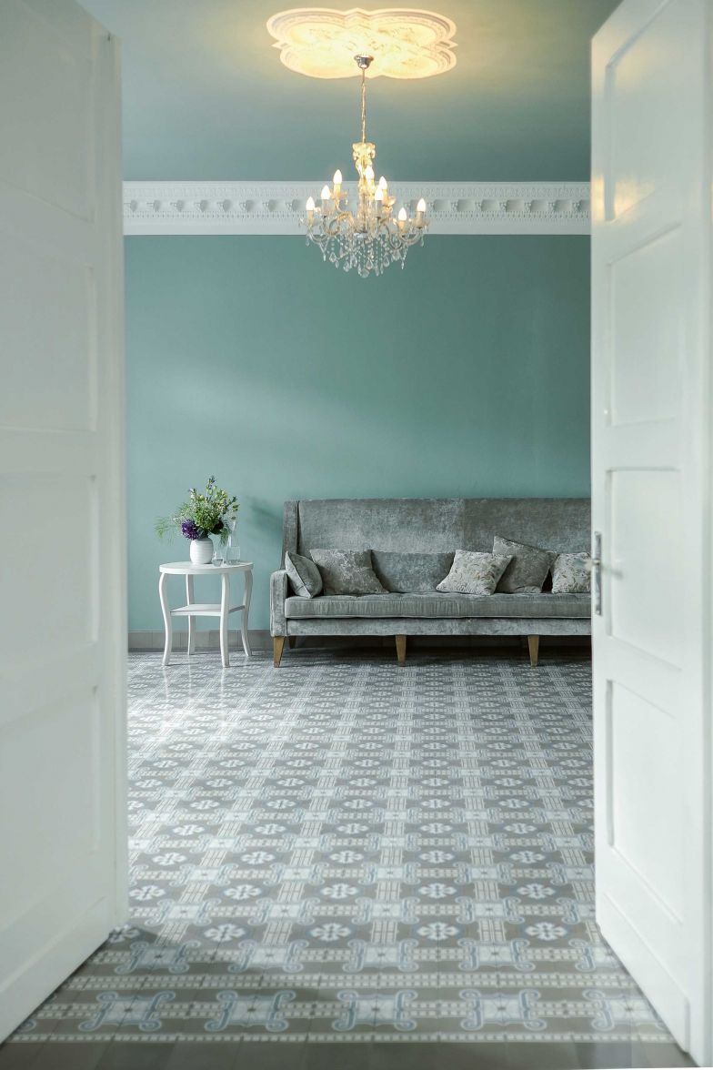 Historische Originale und zeitgemässe Kreationen zieren die Zementmosaikplatten, auf die sich das Unternehmen spezialisiert hat. Darüber hinaus wird in der eigenen Manufaktur eine Kreidefarbenkollektion hergestellt. Das Muster der Platten im Bild stammt aus Belgien, die bläulich-grünliche Kreidefarbe passt perfekt dazu. Ebenfalls im Sortiment sind Terrazzo- und Trottoirplatten. VIA Platten.