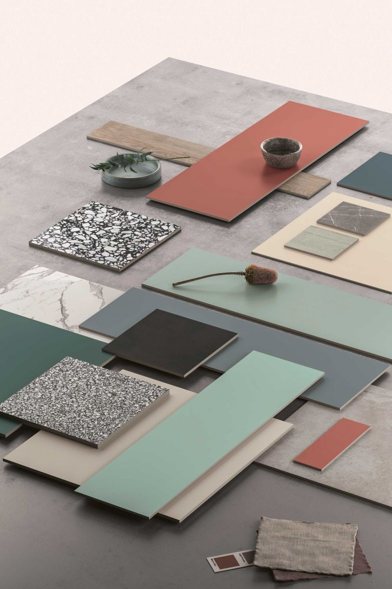 Die Feinsteinzeugkollektion Atelier basiert auf einer Mischung verschiedener keramischer Materialien aus umweltfreundlichen Inhaltsstoffen. Die unterschiedlichen Dessins sind in acht Farben und vier verschiedenen Fliesengrössen erhältlich. Casalgrande Padana.