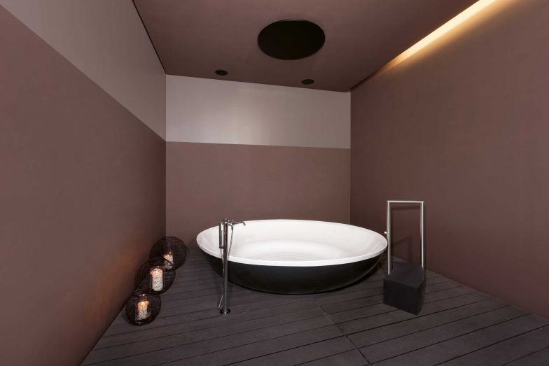 Sowohl an Wänden wie auch am Boden wurde hier der mineralische, fugenlose Bodenbelag Rustico eingesetzt. Er wurde mit einem dauerhaften Lack versiegelt, was das Eindringen von Flüssigkeiten und Schmutz verhindert. In zahlreichen Farbtönen erhältlich. Texolit.