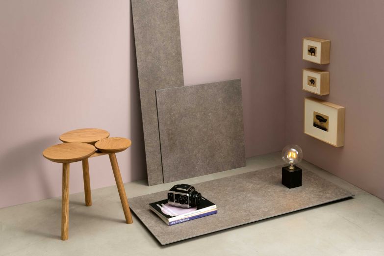 Silkstone heisst die Kollektion, die gleichzeitig elegant wie auch kraftvoll wirkt und mit verschiedenen Materialien kombiniert werden kann. Es gibt sie in fünf warmen Farbtönen sowie zwei mit filigranen, ornamentalen Mustern. Sabag.