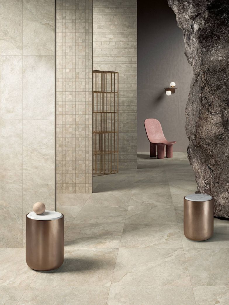 Die Keramikserie «Noblesse Phoenyx» umfasst fünf mineralisch inspirierte Designs in verschiedenen Farbtönen und Formaten. Sie ermöglicht kreative und flexible Raum­gestaltungen – von dezenten Akzenten bis zu grösseren Flächen. Die integrierte «Protect»-Technologie mit Silberionen sorgt für eine nahezu bakterienfreie Oberfläche. hgc.ch