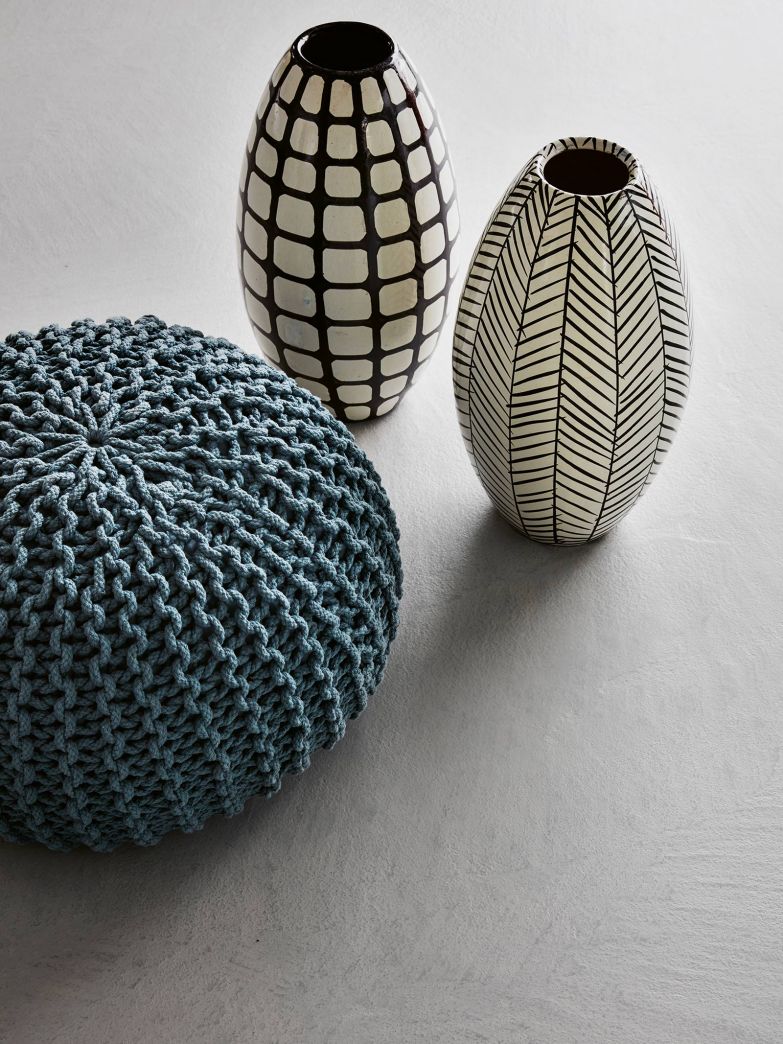 Bodarto schafft mit seiner warmen, samtigen Oberfläche ein sinnliches Erlebnis, das sich angenehm unter den Füssen anfühlt. Jeder Boden ist ein Unikat, sorgfältig Schicht für Schicht von Hand gefertigt. Der fugenlose, mineralische Belag verleiht Räumen eine zeitlose Eleganz und ist gleichzeitig robust, pflegeleicht und umweltfreundlich. bodarto.ch