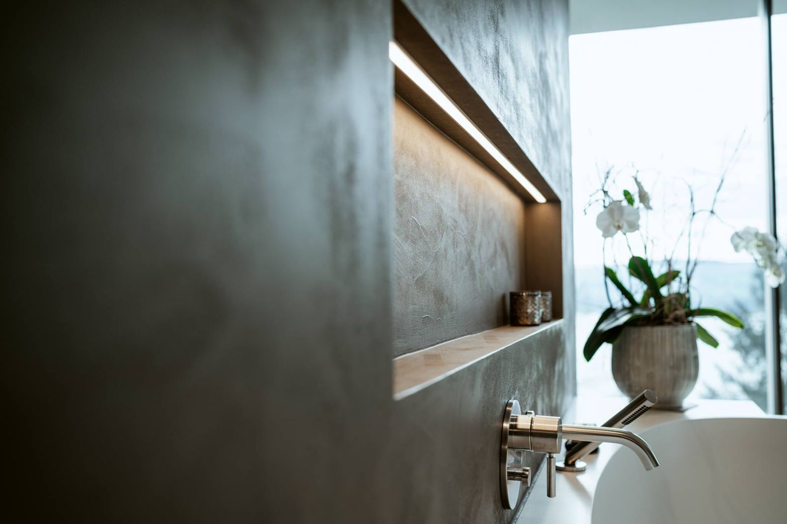 «Kreapox» vereint nahtlose Eleganz mit kreativer Freiheit: Die fugenlose Boden- und Wandbeschichtung verwandelt Räume in harmonische Unikate mit lebendigen Strukturen und faszinierenden Lichtspielen. Jede Oberfläche wird von Hand gefertigt und überzeugt durch Robustheit, Wasser­beständigkeit und grenzenlose Gestaltungsmöglichkeiten – ideal für Wohnbereiche, Bäder und Küchen. granol.ch/kreapox