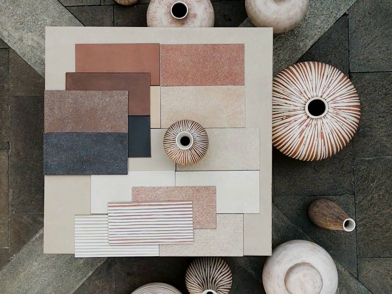Matteo Thun und Benedetto Fasciana erforschen die ästhetischen Möglichkeiten zeitloser Materialien und ­verbinden handwerkliche Tradition mit moderner Technologie. Ihre Kollektion «SensiTerre» für Florim zelebriert italienische Exzellenz, indem sie Keramikoberflächen mit Sinnlichkeit und poetischer Schlichtheit gestaltet, inspiriert von Matteo Thuns Terrakotta-Vasen-Kollektion «Venere Bianca». sabag.ch