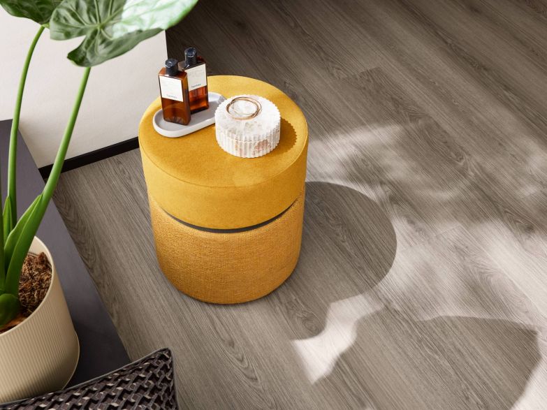 Die Kollektion «Design Floor LVT 55» wurde im Rahmen eines Relaunchs überarbeitet und bietet nun mit 39 naturnahen Dekors maximale Gestaltungsfreiheit für den Wohn- und Objektbereich. Sie kombiniert hochwertige Holz- und Steinoptiken in unterschiedlichen Formaten und zeichnet sich durch authentische Oberflächenprägungen sowie eine nachhaltige Produktion aus. jab.de