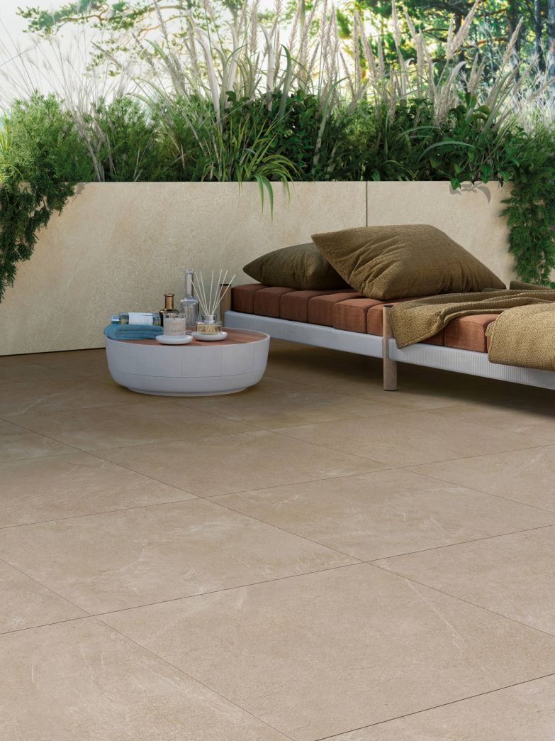 Keramische Platten wie die Kollektion «Motley», die durch ihre Mischung aus klassischem Spaltschiefer und Sedimentgestein eine unverwechselbare Ästhetik bieten, sind eine moderne und pflegeleichte Alternative für Terrassen und Gärten. Sie sind robust, frostbeständig und rutschhemmend und damit ideal für den Aussenbereich. baubedarf-richner-miauton.ch