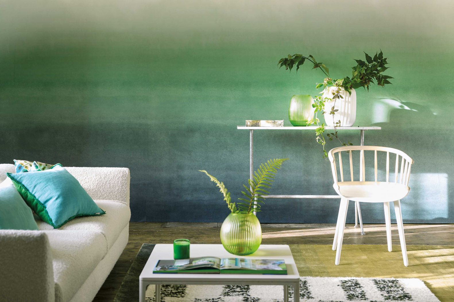 So fantasievoll die Bilder, die wir mit der traditionellen japanischen Blumenkunst Ikebana verbinden, so vielseitig sind die Designs der gleichnamigen Kollektion: Angefangen bei harmonischen Blumendamasten über ruhige Streifen und künstlerische Batikdesigns bis hin zu auffälligen Paneelen. Das dazugehörige Ombre-Dessin «Shoshi» ziert die hochwertigen Vliestapeten in insgesamt sechs Farben, Shade ist eine davon. DESIGNERSGUILD.COM