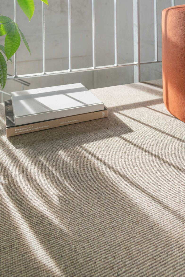 Schurwolle ist widerstandsfähig, wärmeregulierend und robust. Diese positiven Eigenschaften macht sich der neue Bodenbelag «Tisca Wollrips» zunutze. Dank einer speziellen Webstruktur treten die Vorteile nochmals stärker in Erscheinung, weshalb sich der Bodenbelag auch für den Objektbereich eignet. TISCA.COM