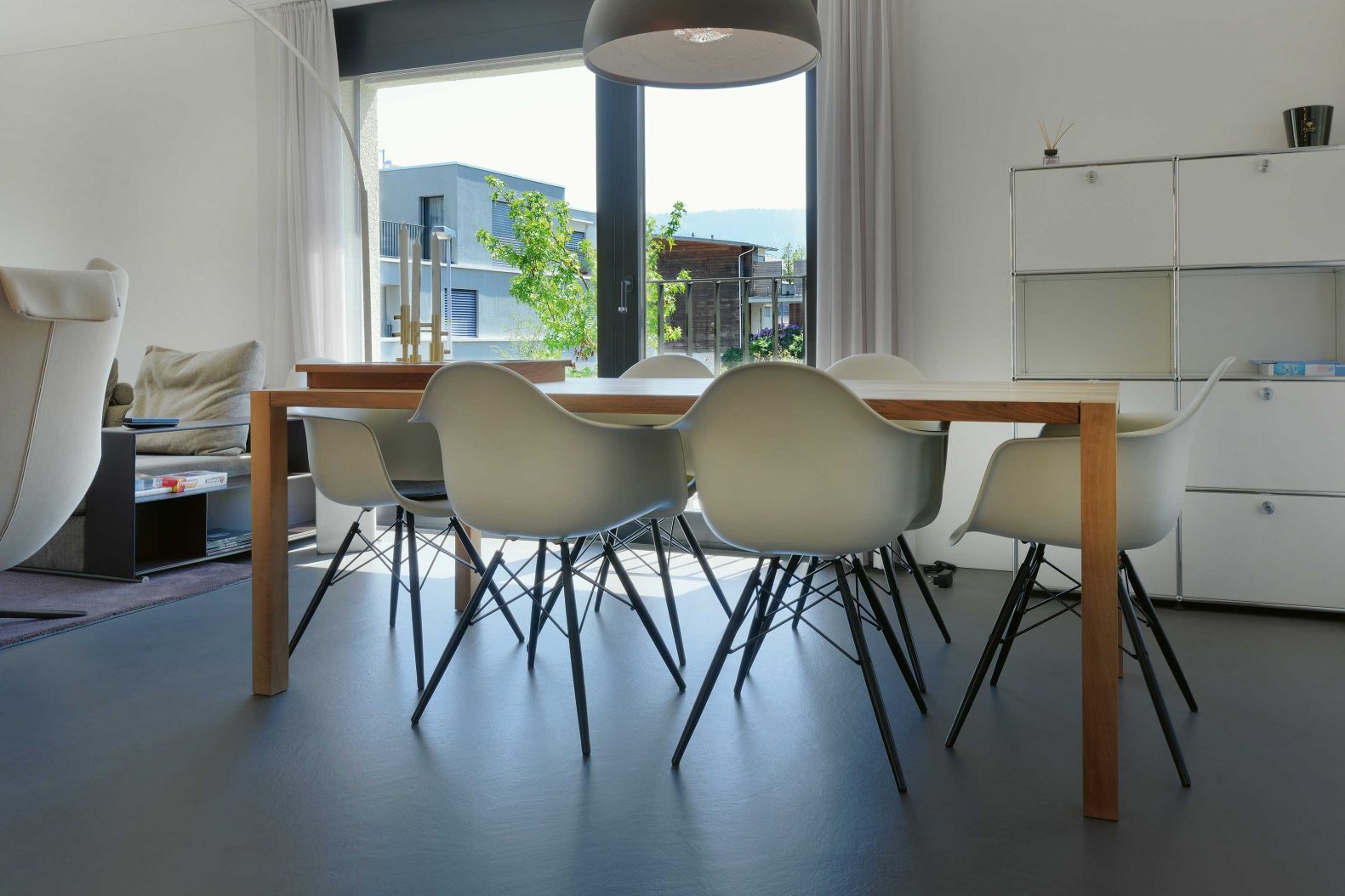 Schicht für Schicht und fugenlos wird der mineralische Wand- und Bodenbelag von Hand aufgetragen, wodurch er seine besondere Oberflächenoptik erhält. Die Farbe wird nach Kundenwunsch individuell zusammengestellt. Aus natürlichen Rohstoffen, produziert in der Schweiz. BODARTO.CH