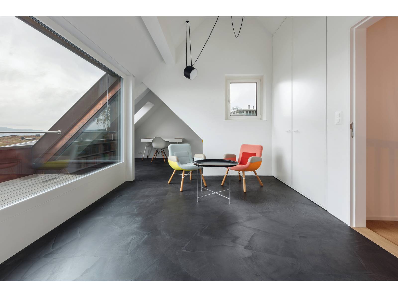Fugenlose Böden sind im Privatbereich schon lange angekommen. Ihre Vorteile sprechen für sich, weil sie nicht nur qualitativ überzeugen, sondern auch Eleganz und Weite vermitteln. Sie sind hygienisch, belastbar und fussfreundlich. Texolit.