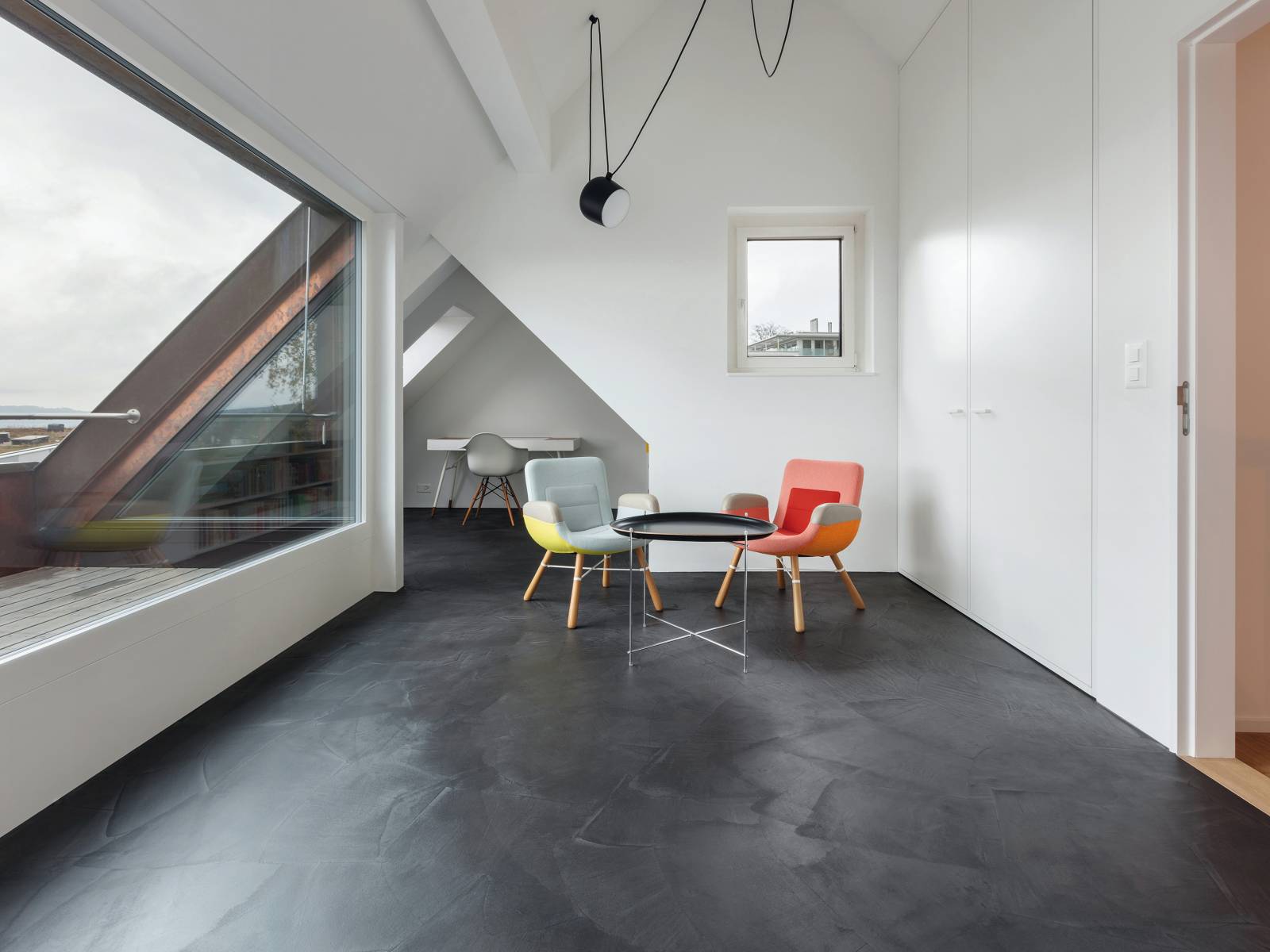 Fugenlose Böden sind im Privatbereich schon lange angekommen. Ihre Vorteile sprechen für sich, weil sie nicht nur qualitativ überzeugen, sondern auch Eleganz und Weite vermitteln. Sie sind hygienisch, belastbar und fussfreundlich. Texolit.
