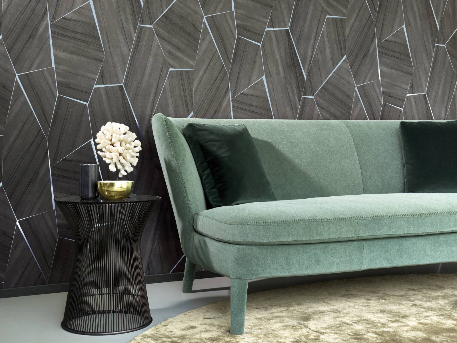 Die Wandverkleidung «Section» ist aus Nussbaumholz und wird mit glänzenden Edelmetall-Linien kombiniert. Dabei werden die einzelnen Elemente wie ein Patchwork zusammen gefügt, was ein lebendiges Muster hervor ruft. Aus der Wildwalk-Kollektion. Arte International.