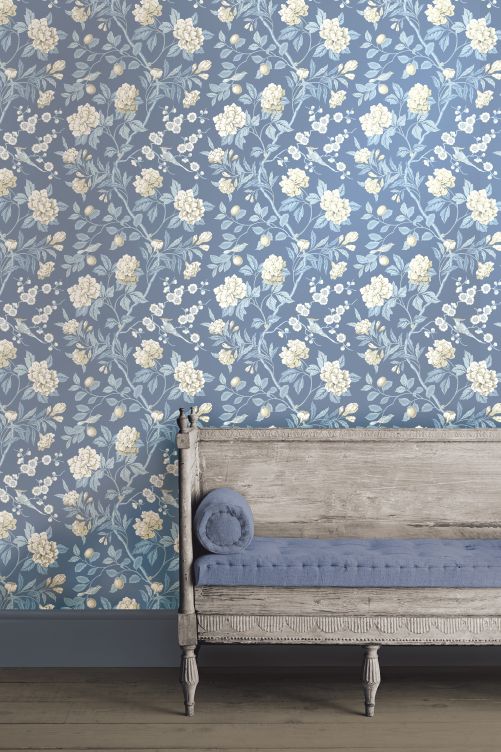 Pfingstrosen, Kirschblüten, Früchte und kleine Paradiesvögel zieren diese Tapete mit dem sinnigen Namen «Emperor’s Garden». Sie orientiert sich an einem chinesischen Original, welche in einem Herrenhaus in Kent entdeckt worden war. GP & J Baker.