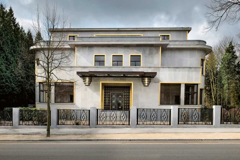 Die Villa Empain ist nicht nur ein zentraler Ort des künstlerischen und kulturellen Lebens in Brüssel, sondern auch ein bemerkenswertes Zeugnis der Art-déco-Architektur. Der vermögende Baron Louis Empain beauftragte Anfang der 1930er-Jahre den renommierten Architekten Michel Polak, für ihn eine luxuriöse Villa zu entwerfen. Der terrassierte Bau zieht schon von aussen alle Blicke auf sich. Schutzleisten aus Messing zieren die Kanten des Gebäudes und die Fenster. Innen wurden die Wände mit Palisander-, Teak- oder Bubinga-Wurzelholz vertäfelt. Das Schwimmbad zum Park hin galt als eines der modernsten seiner Zeit. Das Privathaus hat schon als Museum, als Botschaft der UdSSR und als Sitz des luxemburgischen Fernsehsenders RTL gedient. Die Stiftung Fondation Boghossian erwarb die Villa im Jahr 2006 und restaurierte sie über vier Jahre. Seit 2010 finden dort wechselnde Ausstelllungen statt, die den Dialog zwischen östlichen und weltlichen Kulturen fördern sollen. villaempain.com
