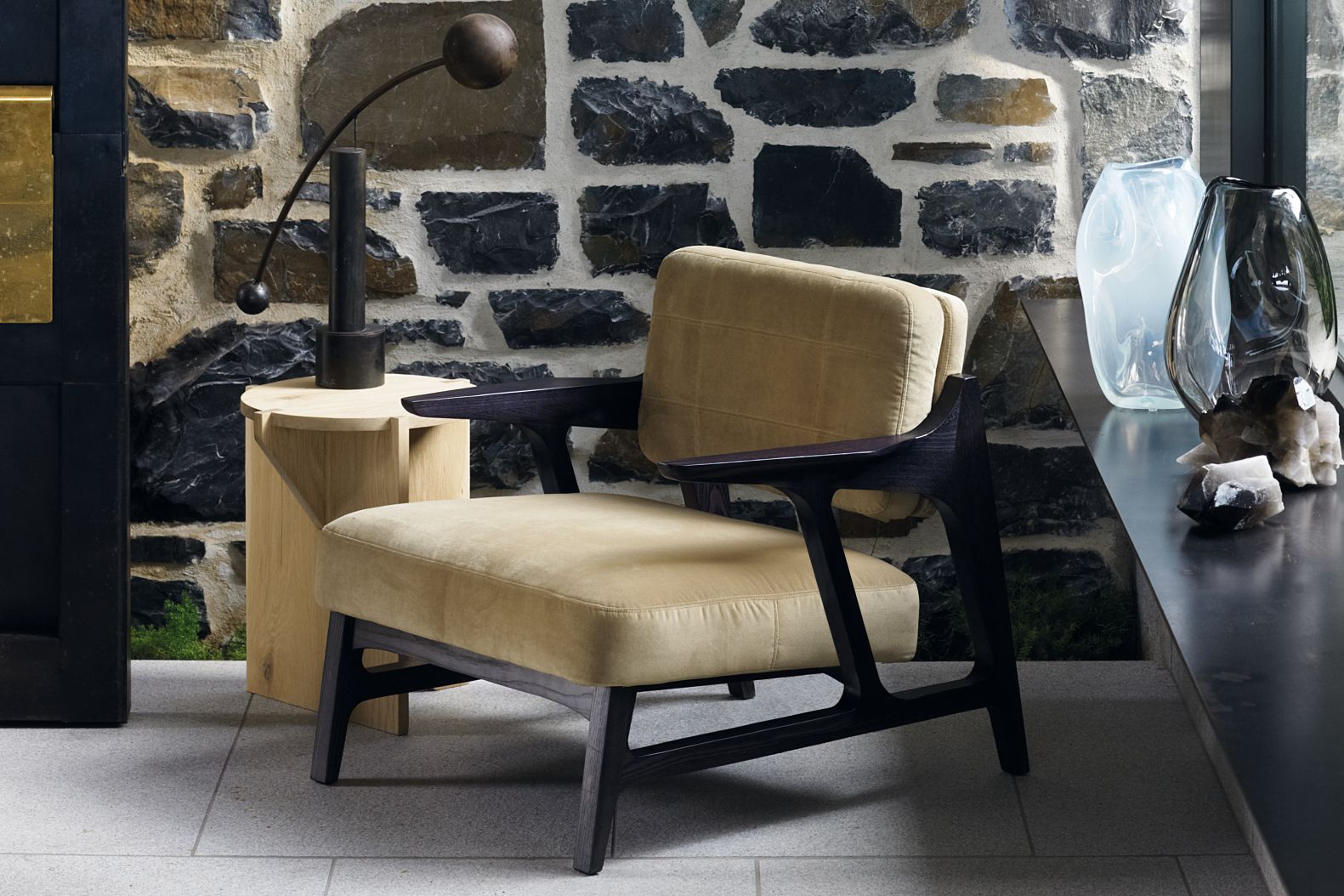 Hinsetzen, loslassen und glücklich sein. Dazu ist «Miles» der perfekte Sessel. Durch seine Sitztiefe kann man problemlos die Beine hochnehmen oder sogar im Schneidersitz meditieren. Das Untergestell aus Massivholz erinnert mit seiner Form an Entwürfe aus den 1950er-Jahren. Die Polster gibt es in verschiedenen Stoff- und Lederausführungen. Okha.