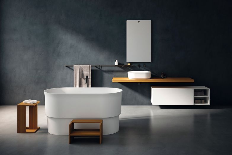 Abtauchen und die Zeit vergessen – wo geht das besser als in der Badewanne. Inspiriert von traditionellen, asiatischen Holzbadewannen, hat das Designerduo Neri & Hu das elegante Modell «Immersion» entwickelt. Es ist mit einem Sitzrost ausgestattet und tiefer als übliche Wannen, so dass man mit dem ganzen Körper eintauchen kann. Aus weissem Cristalplant auf Biobasis oder zweifarbig dunkel-/hellgrau gefertigt. Agape Design.