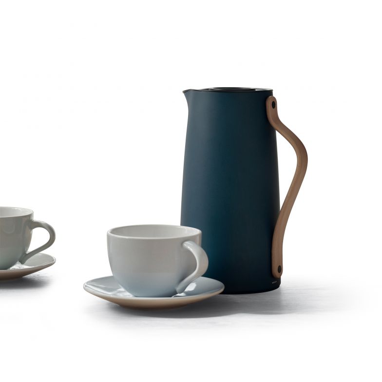 Holz, Stahl und Steinzeug sind die Materialien, aus denen die Emma-Kollektion entworfen ist. Sie umfasst Tassen, Teller, Tablets und vieles mehr, was es unter anderem für einen gut gedeckten Frühstückstisch braucht. Nun wurde die Linie um einen Wasserkocher sowie zwei Thermoskannen in einem matten Nachtblau erweitert, einer Farbe, die einen automatisch gelassener stimmt. Stelton.