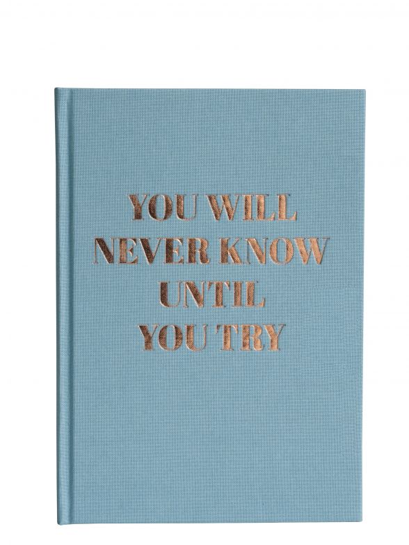 Gedanken niederschreiben, Erlebnisse festhalten, Ideen entwickeln und das alles zu Papier bringen. Das schöne, leinenbezogenene Notizbuch «Classic dotted Quotes» bietet dazu auf 160 punktkarierten und büttengeprägten Seiten die Gelegenheit. Semikolon.