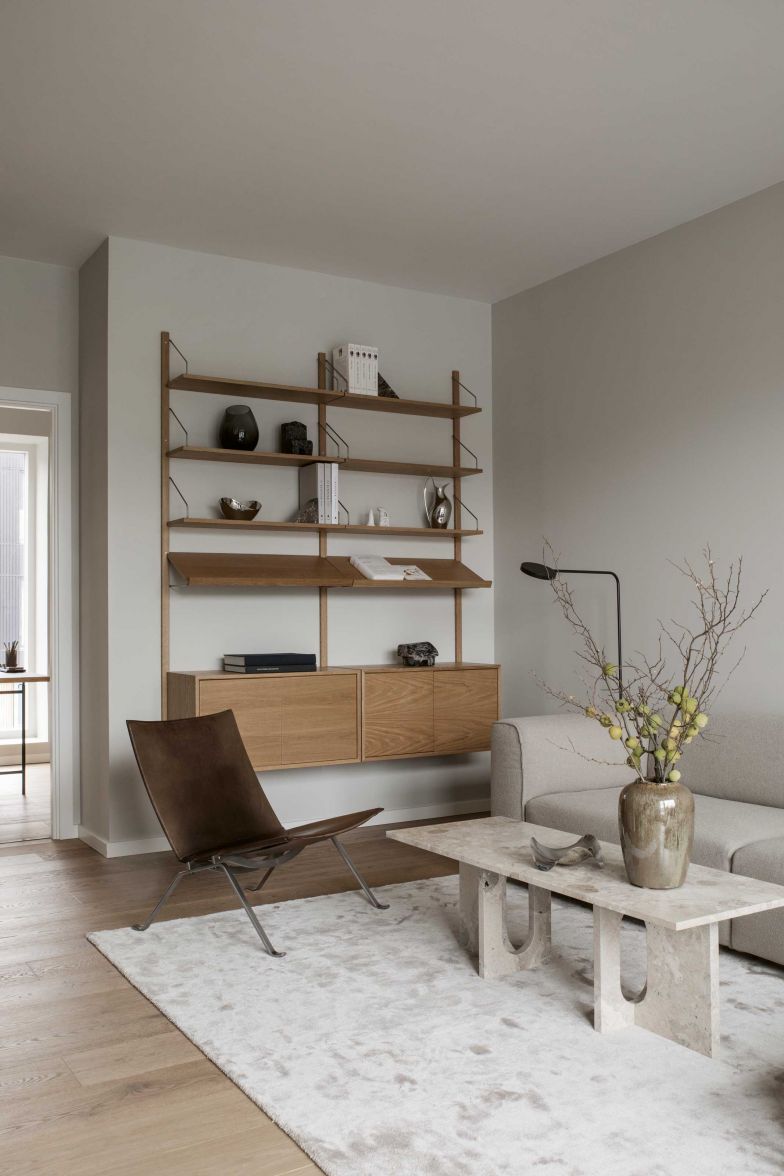 Schlichte Eleganz ist ein wiederkehrendes Merkmal des Interieurs. Den Couchtisch hat die dänisch-norwegische Designerin Danielle Siggerud für Menu entworfen. Das Sofa, das wie eine freundliche Einladung zum Entspannen wirkt, ist von Interstudio und hat einen neuen Bezug bekommen. Regalsystem «Royal System» von DK3; Sessel: «PK22» von Fritz Hansen.