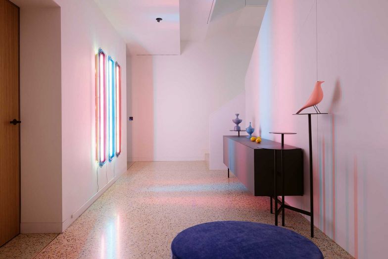 Der zweite Eingang aus der Tiefgarage herkommend wird ebenso zelebriert wie der eigentliche Eingang. Neben der Kommode brilliert hier ein besonderes Lichtobjekt vom Künstler-Duo Draga & Aurel, das spannende Lichtreflexionen auf die weissen Wände wirft.