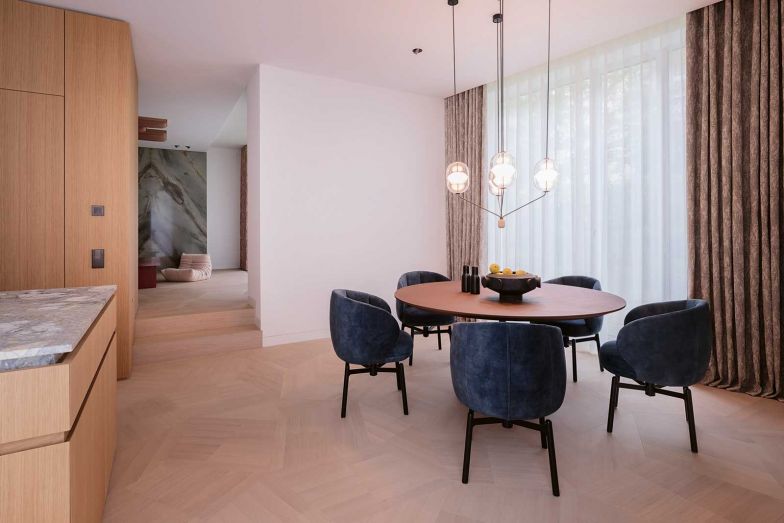 Im Essbereich zeigt sich die Vorliebe der Bauherrin für Wittmann-Möbel: Die Stühle, Modell «Vuelta» von Jaime Hayon, hat sie selbst ausgewählt. Bei der Farbwahl des Bezugsstoffs liess sie sich von Michela Chiavi beraten.