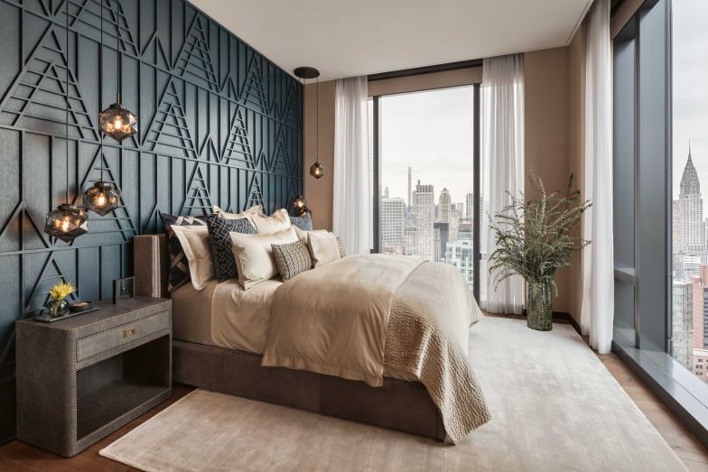 Die Rückwand hinter diesem Bett schmücken die für New York so typischen Tin Tiles – im 19. Jahrhundert als amerikanische Version europäischer Stuckarbeiten populär geworden. Andrin Schweizer verwendete sie hier als Wandschmuck.