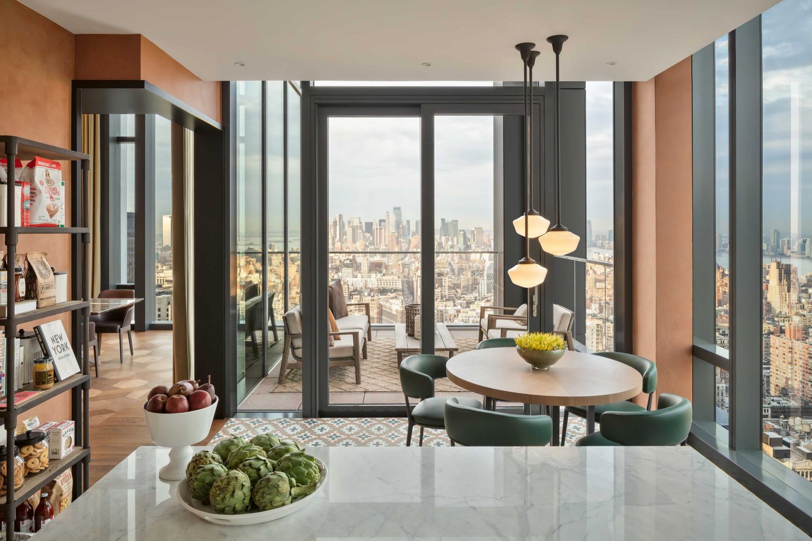 Die Lage der Wohnung ist aussergewöhnlich. Sie befindet sich im 52. Stockwerk eines brandneuen Wolkenkratzers an der berühmten 5th Avenue und bietet eine entsprechende Aussicht auf Lower Manhattan bis hin zur Freiheitsstatue.