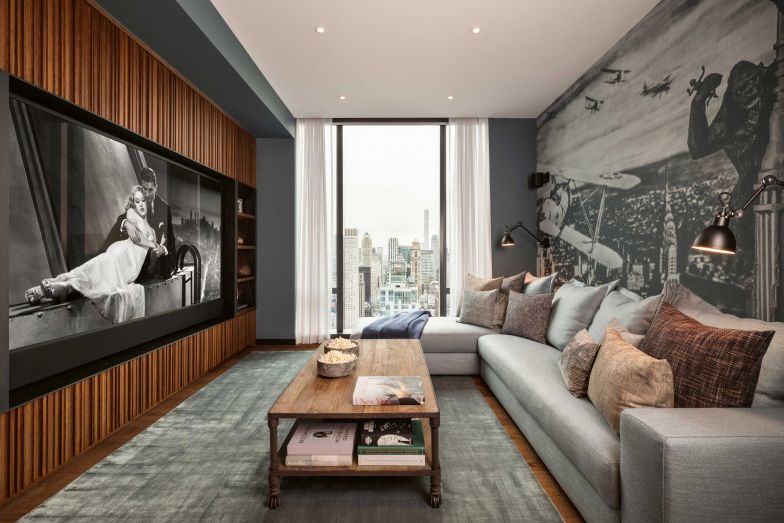 Der Media-Room bietet das perfekte Setting für Filmabende mit der ganzen Familie. In der Bar lassen sich sogar kleine Snacks zubereiten. Und zum Happy End wird das Sofa zum bequemen King-Size-Bett für zwei.