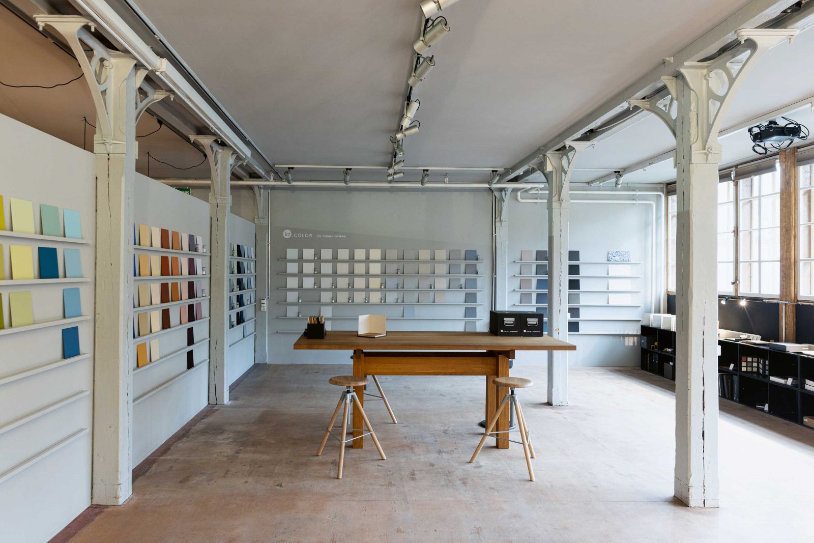 Katrin Trautwein malte schon als Kind lieber mit Buntstiften, statt wie ihre Schwestern zu musizieren. Heute stellt die promovierte Chemikerin mit ihrer Firma «kt.COLOR» Farben aus 120 Naturpigmenten her. Interessierte können sich im Showroom in Uster beraten lassen.