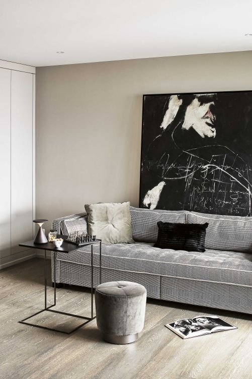 Bei der Innenausstattung dominieren Hölzer, edles Leder und Stoffe  mit zarter Haptik, alles aufeinander abgestimmt.