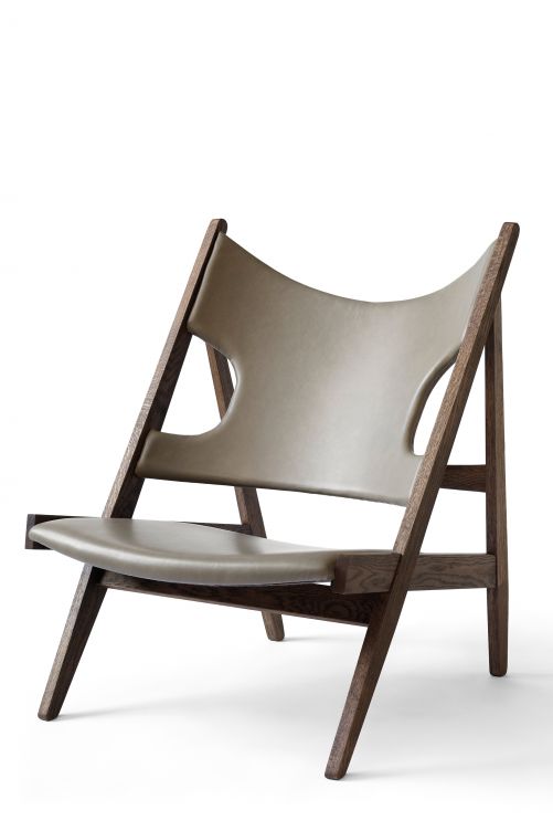 llust hingeben, denn die Ellbogenausschnitte im 1951 von Ib Kofod-Larsen entworfenen Sitzmöbel ermög-lichen eine bequeme Haltung beim Stricken oder Häkeln. Wer beides nicht mag, kann es sich auch lesend in dem Midcentury-Klassiker bequem machen. Menu.