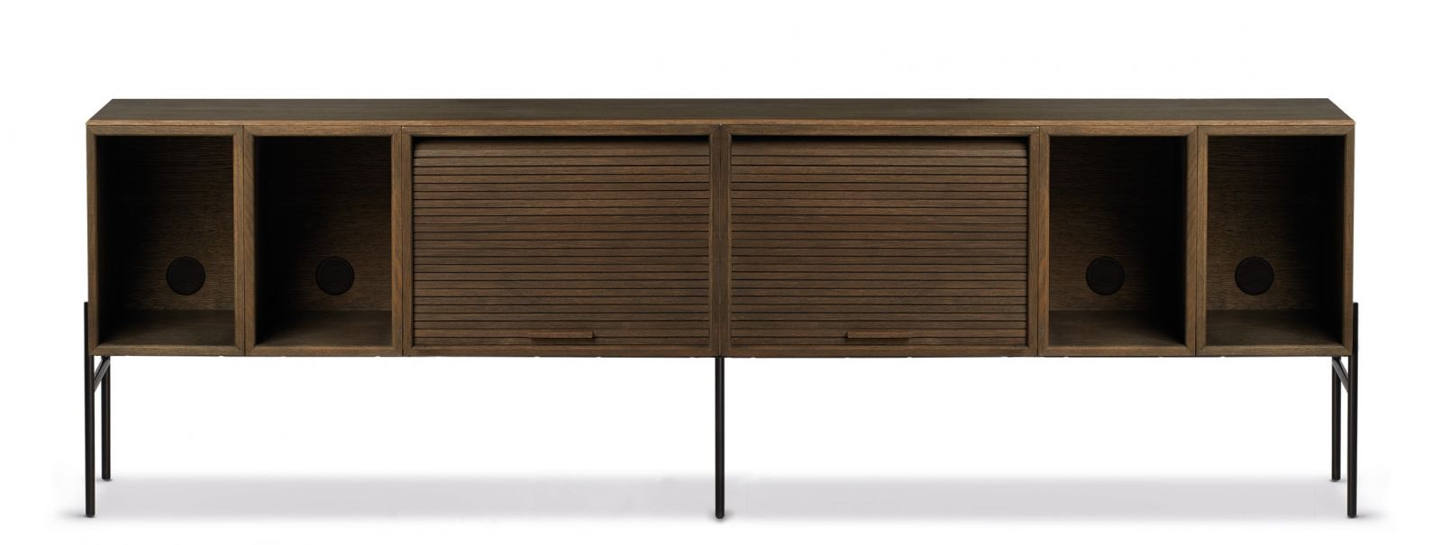 Immer mehr Menschen hören wieder Musik von Vinyl. Deshalb weckt «Hifive» nicht nur Erinnerungen an die Jugend, sondern trifft mit den offenen Fächern für die Plattensammlung auch den Zeitgeist. Wer trotzdem lieber Musik aus der Wolke hört, kann das Hifi-Möbel auch mit Büchern füllen. Design: Rudi Wulff, Northern.