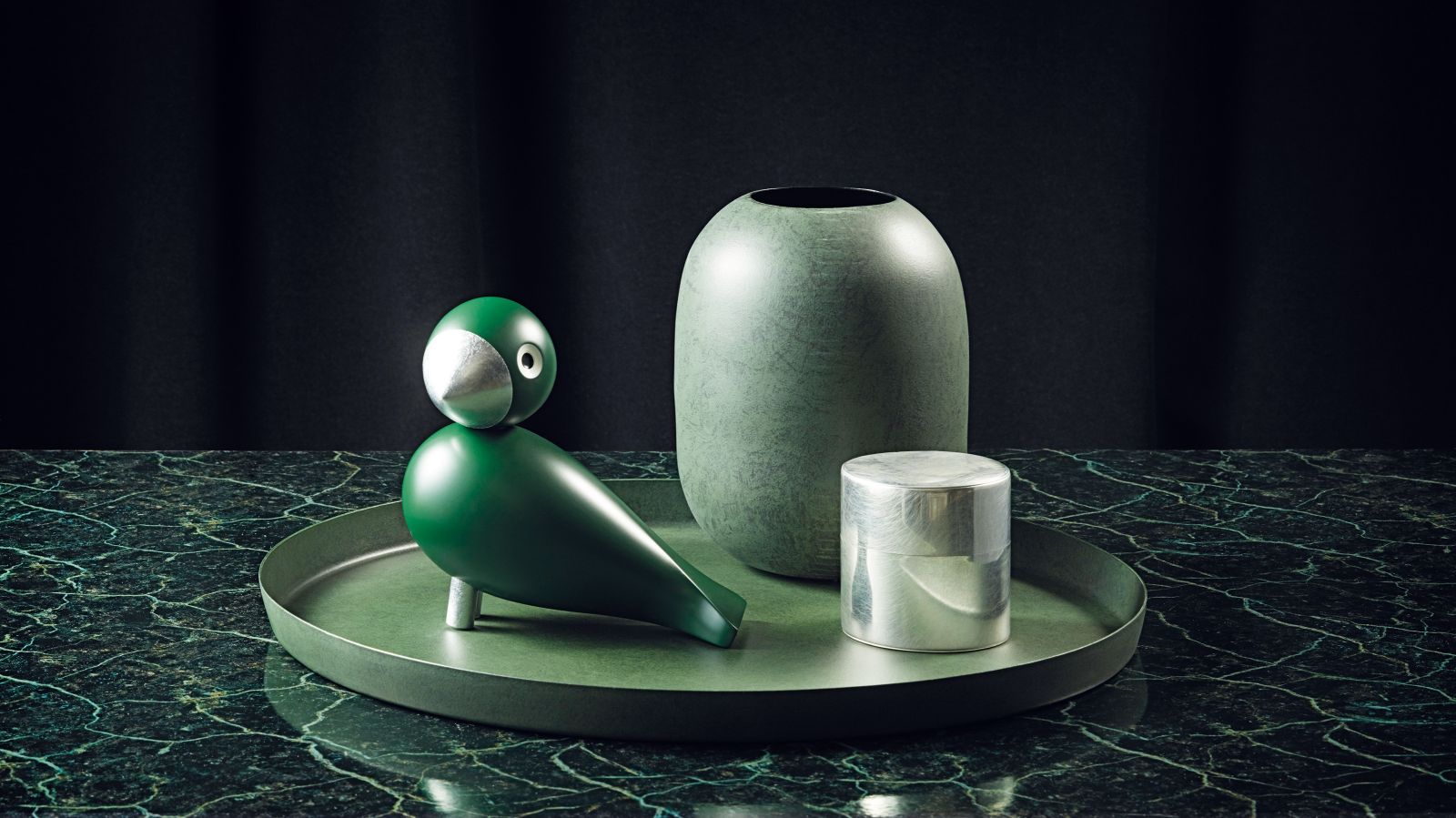 Zu den farbenfrohen Singvögeln gesellt sich in diesem Jahr ein besonders edler Verwandter: «Georg» heisst der Neuzugang, der mit seinem versilberten Schnabel an die Ausbildung seines Erfinders als Silberschmied anknüpft. Kay Bojesen Denmark.