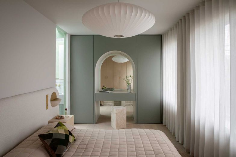 Im Schlafzimmer wurde ein massgefertigter Schminktisch in den Schrank integriert. Das Kopfteil des Bettes ist ebenfalls individuell angefertigt und passt perfekt in das Gesamtkonzept. Über den wandmontierten Beistelltischen von O'Gorman Joinery strahlen die «Luno»-Wandleuchten von Simone & Marcel.