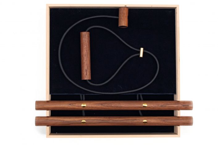 Sport ist gesund. Aber die meisten Sportgeräte möchte man nicht im Wohnzimmer haben. Mit «Set B» wird sich dies ändern, denn es enthält drei Expander, ein Paar Hanteln, Push-Up Griffe sowie einen Massageball aus edlem Walnussholz. PS: Vor lauter Schönheit das Work-out nicht vergessen! Kenko.