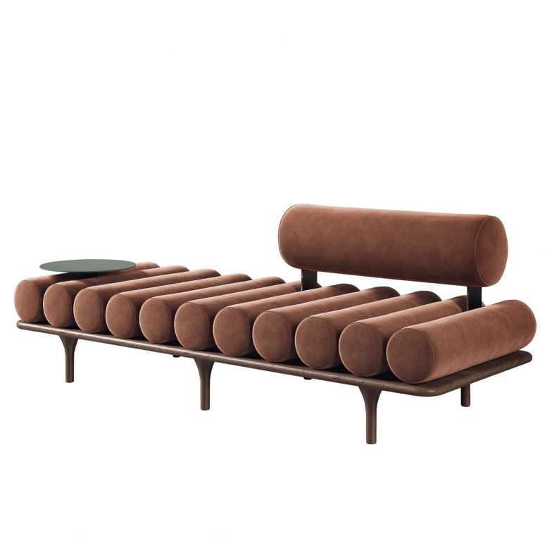 Möbel, die traditionell in den Ateliers der Künstler des frühen 20. Jahrhunderts zu finden waren, inspirierten das italienische Duo Studiopepe zu dem Daybed «Nine to Five». Eine Basis aus Holz trägt 12 gepolsterte Rollenkissen aus Samt oder Leder, auf denen eine Platte aus Metall, Marmor oder Holz als Ablage dient. Tacchini.