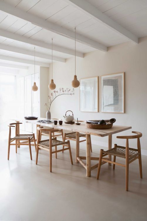 Der Küchentisch misst dreieinhalb Meter. Irene und Gabry haben ihn auf Mass anfertigen lassen. Die Stühle sind von Vogel Design aus Kapstadt. Vase und Teekanne wurden in Nepal für Atelier Sukha von Hand gefertigt. Leuchten: From Africa with Love;  Bilder: Fant Projects.