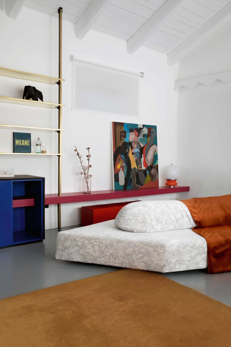 Das Sofa «On the Rocks» von Francesco Binfaré für Edra ist von allen Seiten besitzbar und bildet das zentrale Möbel in der lässigen Leseecke.