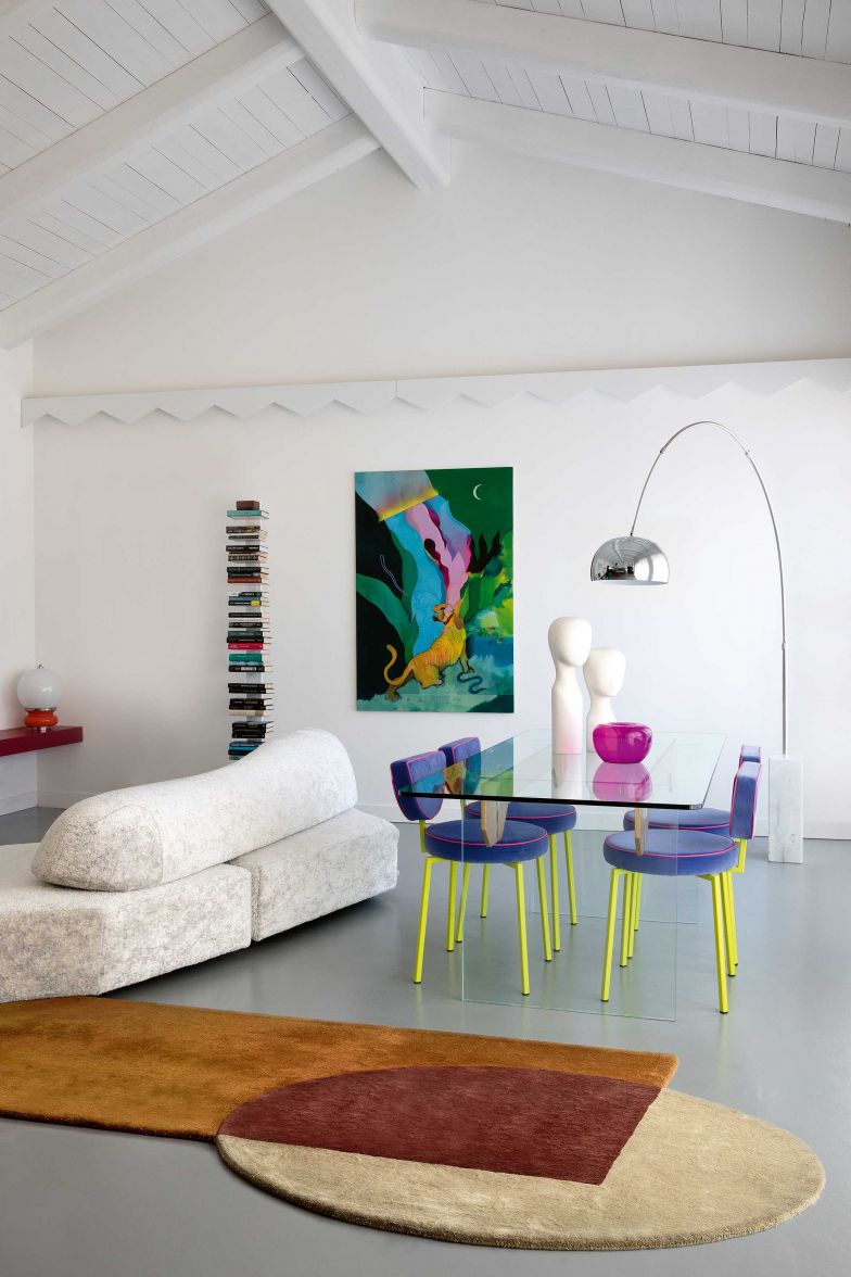 Der transparente Esstisch und die blau-gelben Stühle zeigen Gianluca Bocchettas Vorliebe für das Design der Memphis-Gruppe und die Popkultur der 1970er-Jahre. Das Bücherregal «Ptolomeo» von Bruno Rainaldi für Opinion Ciatti ist ein Klassiker, der 2004 mit dem Compasso d'Oro ausgezeichnet wurde.