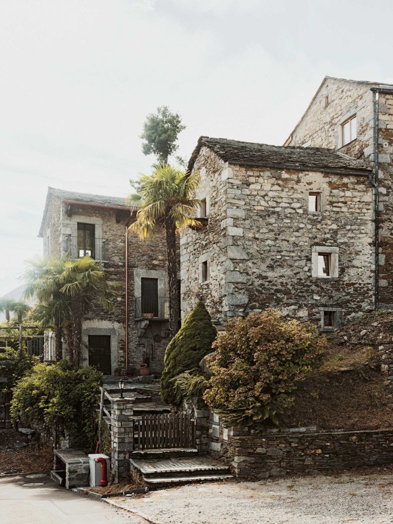 Das Häuserensemble «Tecetto» war um 1500 das Jagdhaus eines Contes. In den darauffolgenden Jahrhunderten wohnten hier verschiedene Familien mit unterschiedlichem Gewerbe. Die Wohnung der Bauherren selbst war eine Käserei, was man noch an den alten Balken erkennen kann, die Spuren der Ketten aufweisen, an denen die Kessel gehangen haben.