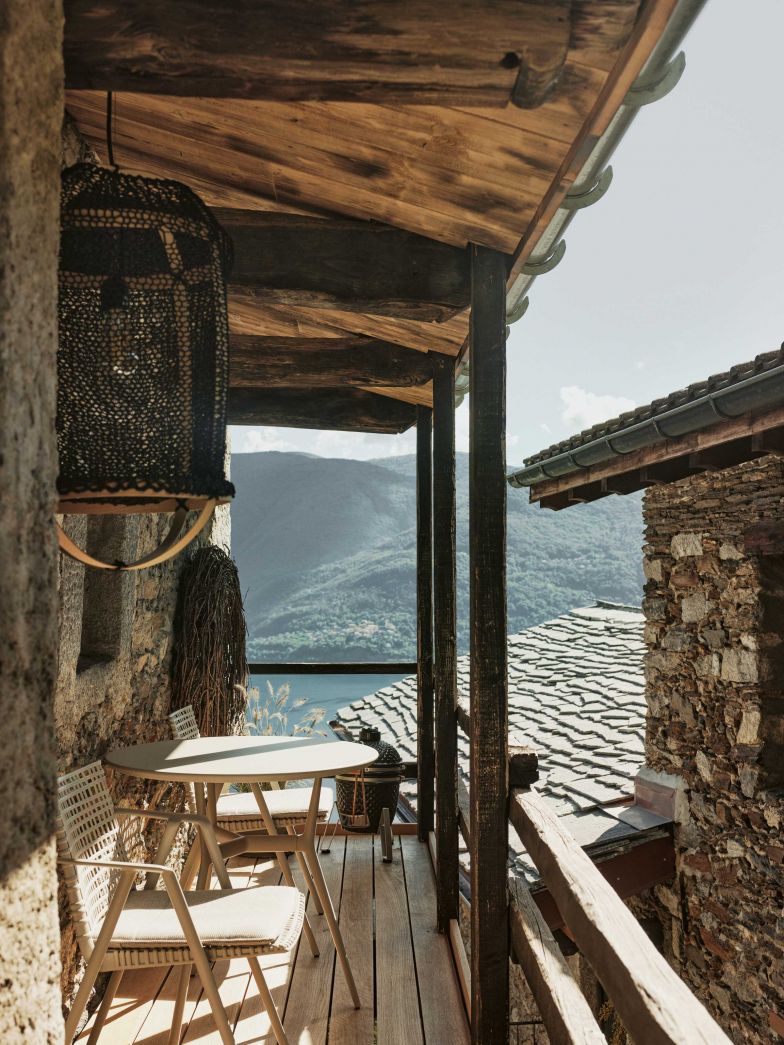 Ein schönes Plätzchen, um den Kaffee oder Aperitivo zu geniessen. Auch von hier aus hat man eine wunderbare Sicht auf den See. Die Leuchte «Puro Lino» in Schwarz ist ebenfalls von Tanja Casparis, Gartenmöbel «Brunch» von Tribù.