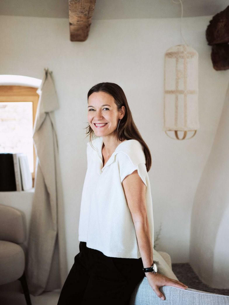 Tanja Casparis’ tägliches Bestreben ist es, Lebensräume zu gestalten, in denen das Zuhause zu einem Ort der Leichtigkeit, des Schutzes, der Wärme und Geborgenheit werden darf.