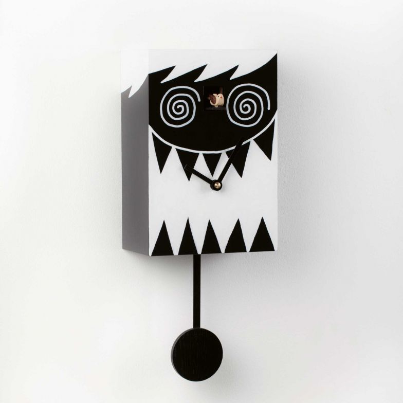 Søren Henrichsen, Jeremy Duraz und Charlotte Nierlé sind die Gründungsmitglieder des Schweizer Klubs der Kreativen. Zur Art Genève Anfang März stellte das Kollektiv ein erstes Projekt vor, für das es zehn Schweizer Kreativschaffende aus verschiedenen Bereichen dazu einlud, der Kuckucksuhr «Hansruedi» eine persönliche Handschrift zu verleihen. Dieses Modell in Schwarz-Weiss stammt von Grafikdesigner Julien de Preux. SWISS CREATIVES CLUB